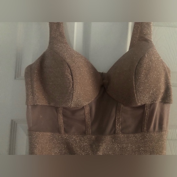 Beautiful dress, middle is see thru, very cute - Picture 2 of 4